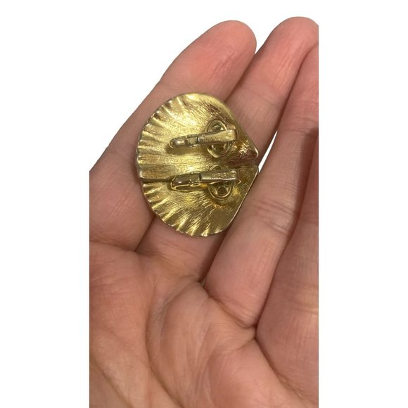 Vintage Crown Trifari Shell Shaped Gold Tone Clip Earrings - Picture 6 of 7